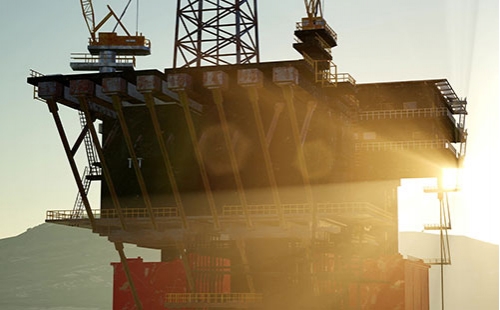 保養(yǎng)機(jī)器部件配件 油起到了很好的保養(yǎng)作用那么槽型托輥在保養(yǎng)的時(shí)候什么時(shí)候要換油什么時(shí)候 多少才適合    如果換油太少，槽型托輥的軸承就會提前報(bào)廢；如果換油過多，摩擦托輥就會陷入困境或長期危害動力線圈和卷線。那么槽型托輥托輥該如何維護(hù)呢？槽型托輥廠家為大家講解一下，希望對大家有所幫助：   決定什么時(shí)候潤滑以及什么時(shí)候停止注油的方式非常簡單：制定一個(gè)基礎(chǔ)線、制定觀察計(jì)劃表和注油的時(shí)候進(jìn)行監(jiān)測。